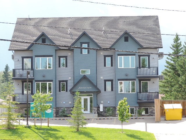 Unit 302 915 10 Street